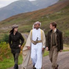 Ewan McGregor, Emily Blunt e Amr Waked passeggiano in una scena de Il pescatore di sogni