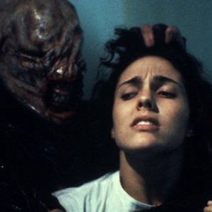 Hellraiser: Ashley Laurence e Nicholas Vince in una scena