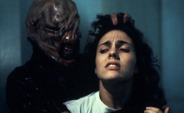 Hellraiser: Ashley Laurence e Nicholas Vince in una scena