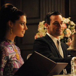 Jon Hamm e Jessica Paré nell'episodio Tea Leaves della quinta stagione di Mad Men