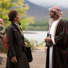 Kristin Scott Thomas insieme a Amr Waked in una scena del film Il pescatore di sogni