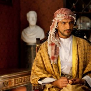 Lo sceicco Amr Waked in una scena de Il pescatore di sogni