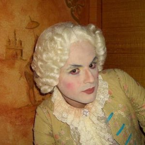 Maximilian Nisi truccato, sul set