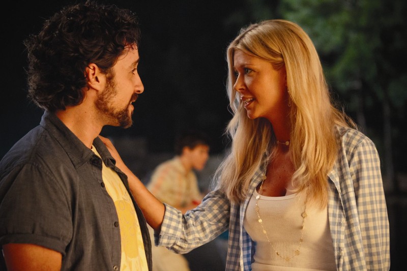 Tara Reid con Thomas Ian Nicholas in una scena di American Pie - Ancora insieme