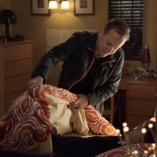 Kiefer Sutherland e David Mazouz in La sicurezza dei numeri, terzo episodio di Touch