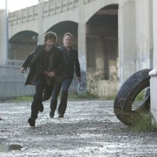 Kiefer Sutherland e Rob Benedict in una scena di La sicurezza dei numeri, terzo episodio di Touch