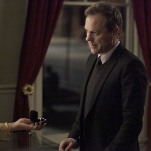 Kiefer Sutherland nel ruolo di Martin in Kite Strings, quarto episodio di Touch