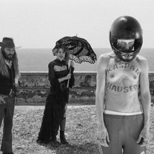 La leggenda di Kaspar Hauser: Claudia Gerini, Vincent Gallo e Silvia Calderoni in una scena del film