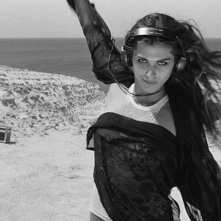 La leggenda di Kaspar Hauser: Elisa Sednaoui in una scena del film