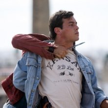 Mario Casas in una scena drammatica di Grupo 7
