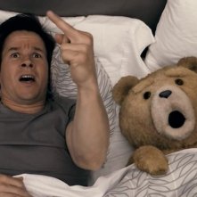 Mark Wahlberg insieme al suo orsacchiotto in una scena di Ted