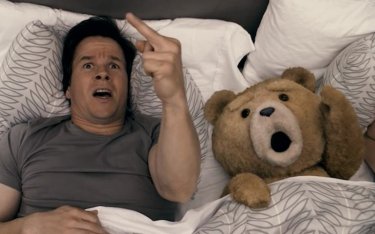 Mark Wahlberg insieme al suo orsacchiotto in una scena di Ted