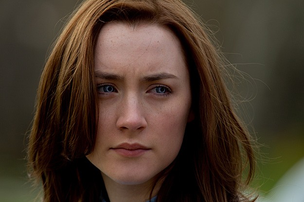 Saoirse Ronan in un intenso primo piano nel romance sci-fi The Host