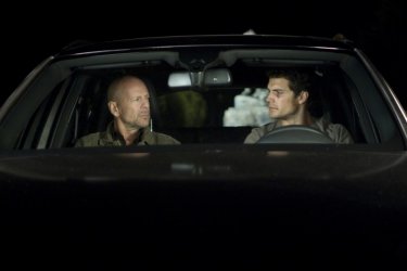 Henry Cavill insieme a Bruce Willis in una scena del thriller La fredda luce del giorno