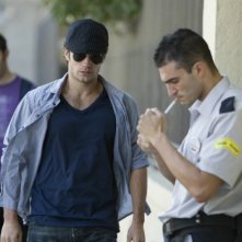 La fredda luce del giorno: Henry Cavill cerca di passare inosservato in una scena del film