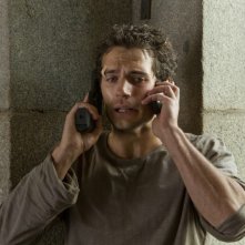 La fredda luce del giorno: Henry Cavill disperato in cerca di aiuto in una scena del film