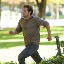 La fredda luce del giorno: Henry Cavill fugge dai suoi inseguitori in una scena del film