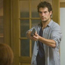 La fredda luce del giorno: Henry Cavill, protagonista del film, in una scena