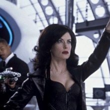 Lara Flynn Boyle e Will Smith in una scena del film Men in Black 2