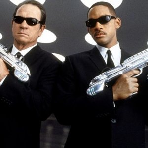 Tommy Lee Jones e Will Smith in un'immagine promozionale del film Men in Black