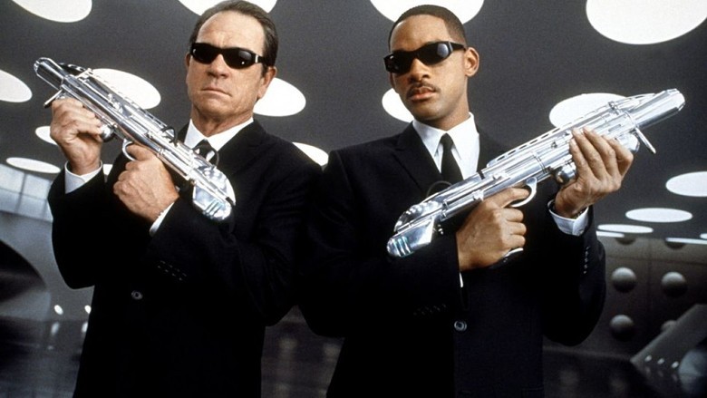 Tommy Lee Jones e Will Smith in un'immagine promozionale del film Men in Black