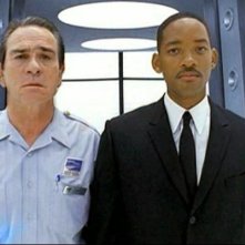 Tommy Lee Jones e Will Smith in una scena del film Men in Black 2