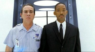 Tommy Lee Jones e Will Smith in una scena del film Men in Black 2