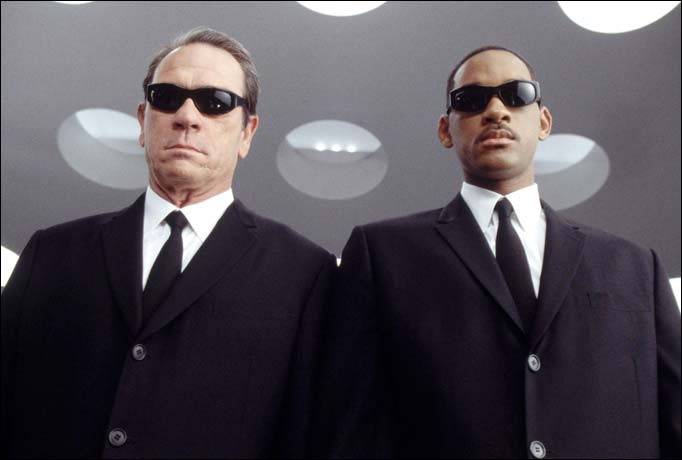 Tommy Lee Jones e Will Smith in una scena di Men in Black
