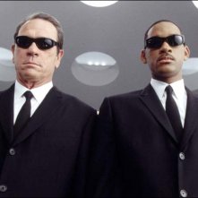 Will Smith e Tommy Lee Jones in un'immagine promozionale del film Men in Black