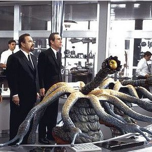 Will Smith, Rip Torn e Tommy Lee Jones in una scena del film Men in Black