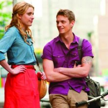 Greta Gerwig e Joel Kinnaman in una scena di Lola Versus