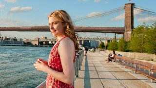 Greta Gerwig in una bella immagine di Lola Versus