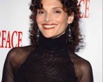 Mary Elizabeth Mastrantonio, una dama in nero per Grimm
