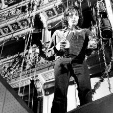 Michael Brandon in una scena diQuattro mosche di velluto grigio (1971)