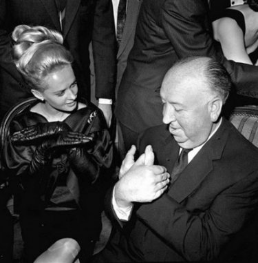 Alfred Hitchcock e Tippi Hedren scherzano alla premiere de Gli uccelli