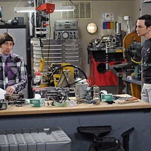 The Big Bang Theory: Jim Parsons e Simon Helberg in una scena dell'episodio The Hawking Excitation