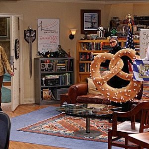 The Big Bang Theory: Jim Parsons, Johnny Galecki e Mayim Bialik nell'episodio The Beta Test Initiation