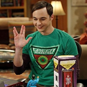 The Big Bang Theory: Jim Parsons saluta Spock giocattolo nell'episodio The Transporter Malfunction