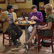 The Big Bang Theory: Kunal Nayyar, Katie Leclerc e Simon Helberg nell'episodio The Wiggly Finger Catalyst