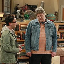 The Big Bang Theory: Lance Barber e Johnny Galecki nell'episodio The Speckerman Recurrance