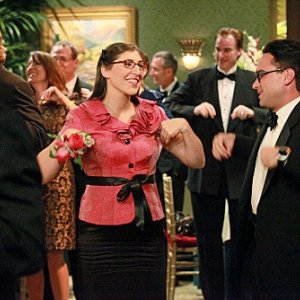 The Big Bang Theory: Mayim Bialik e Johnny Galecki nell'episodio The Pulled Groin Extrapolation