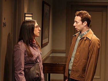 The Big Bang Theory: Mayim Bialik e Kevin Sussman nell'episodio The Flaming Spittoon Acquisition