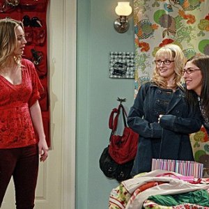 The Big Bang Theory: Melissa Rauch, Mayim Bialik e Kaley Cuoco in una scena dell'episodio The Speckerman Recurrance