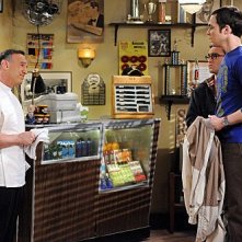 The Big Bang Theory: Peter Onorati, Johnny Galecki e Jim Parsons in una scena dell'episodio The Werewolf Transformation