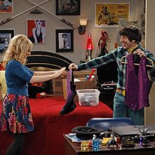 The Big Bang Theory: Simon Helberg e Melissa Rauch in una scena dell'episodio The Shiny Trinket Maneuver