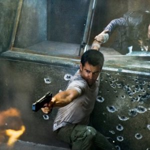 Colin Farrell e Jessica Biel in una concitata scena di Total Recall