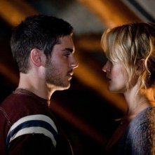 Ho cercato il tuo nome: Taylor Schilling e Zac Efron si scambiano un intenso sguardo in un momento del film