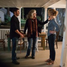 Ho cercato il tuo nome: Taylor Schilling insieme a Zac Efron e Blythe Danner in una scena del film