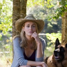 Ho cercato il tuo nome: Taylor Schilling pensierosa al fianco del suo bel cane in una scena del film