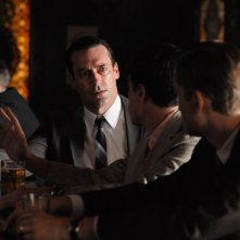 Jon Hamm, Ben Feldman e Aaron Staton nell'episodio Mystery Date della quinta stagione di Mad Men